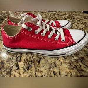 Unisex Red Converse Canvas Low-Top Sneakers - Classic Lace-Up